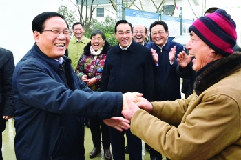 2月3日，春節(jié)后上班第一天，省委書記李強(qiáng)來我市基層走訪調(diào)研，看望鹽城“6.23”特大龍卷風(fēng)冰雹災(zāi)害受災(zāi)群眾。.jpg