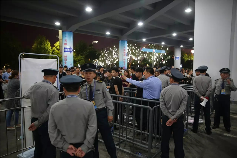 圖為保安隊(duì)員們快速反應(yīng)，處置突發(fā)事件。.png